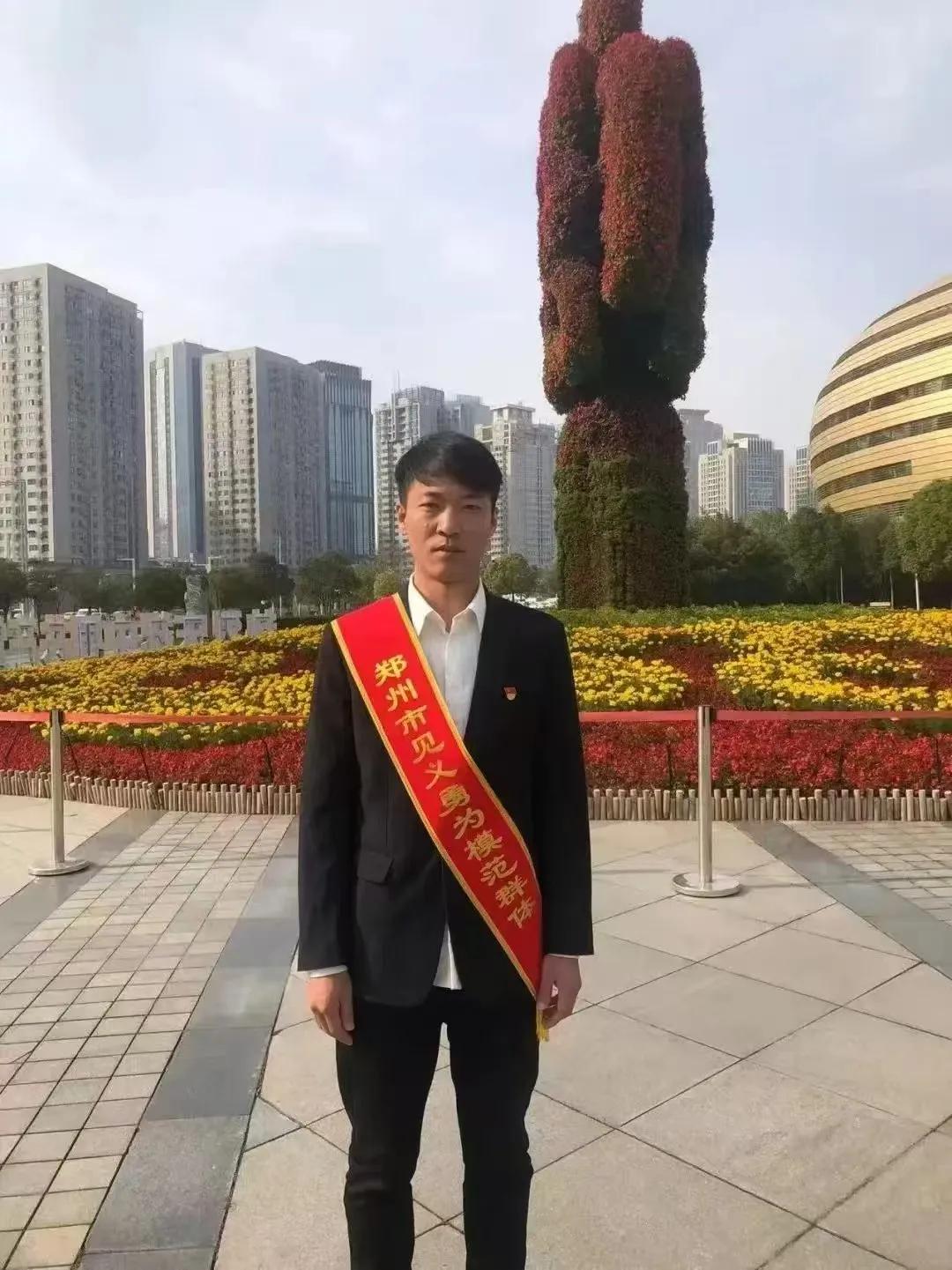 还记得暴雨中抡菜刀救人的英雄吗？  
那个感动全网的"菜刀哥"李坤朋走了  
3