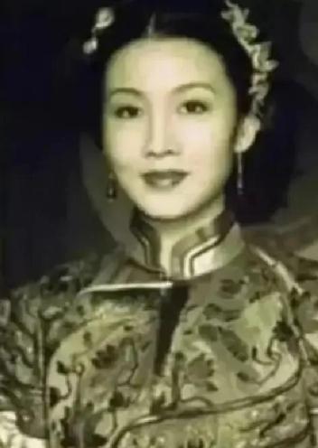 1936年，袁世凯的女儿嫁给了曹锟的儿子，入洞房时，新郎张口就骂：“你个残花败柳