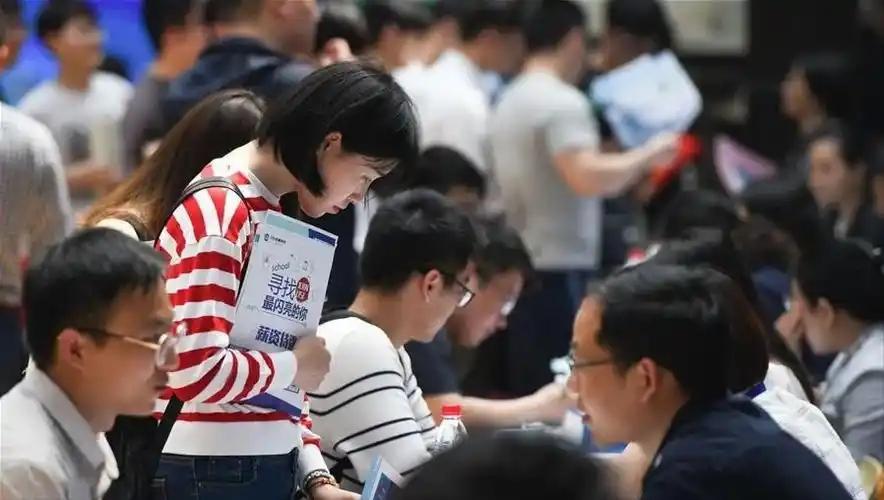 大厂月薪3万疯抢文科生，要求只有一个，这类文科生成香饽饽
 
AI浪潮席卷职场理