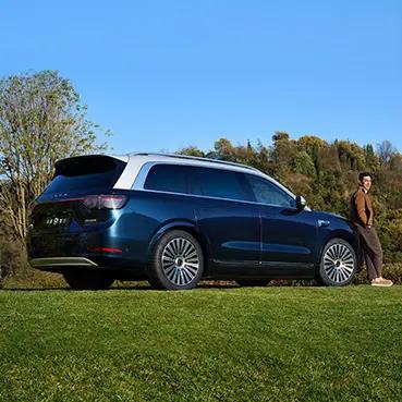 问界M9外观车身颜色有鎏金黑，牧野青等五款配色可选，新增金瑞红配色，配备21英寸