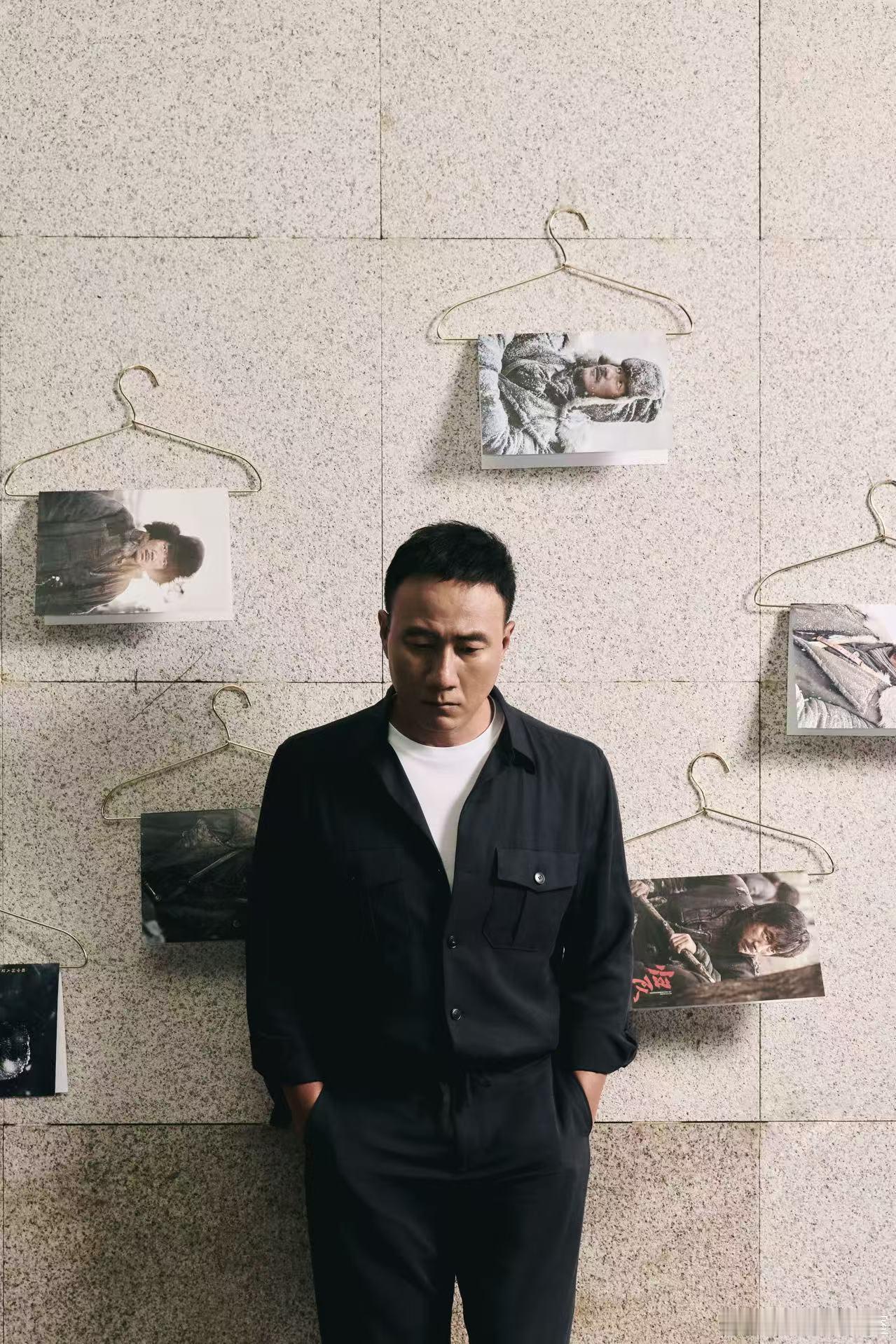 胡军五旬硬汉编狗窝胡军戴老花镜编狗窝 以为胡歌是硬汉来体验生活，结果看硬汉爆改手