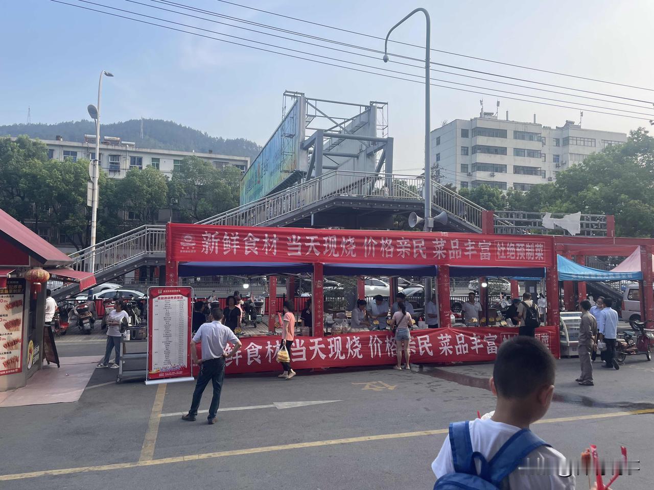 今年的餐饮行业真是太难做了，各行各业都太卷了，曾经的十堰市白浪三星级皇冠酒店，现