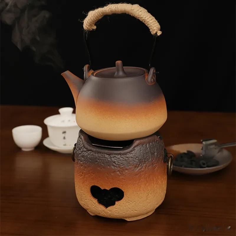 围炉煮茶时，茶叶的选择至关重要，既要考虑茶叶的口感，也要考虑其是否适合煮制。‌