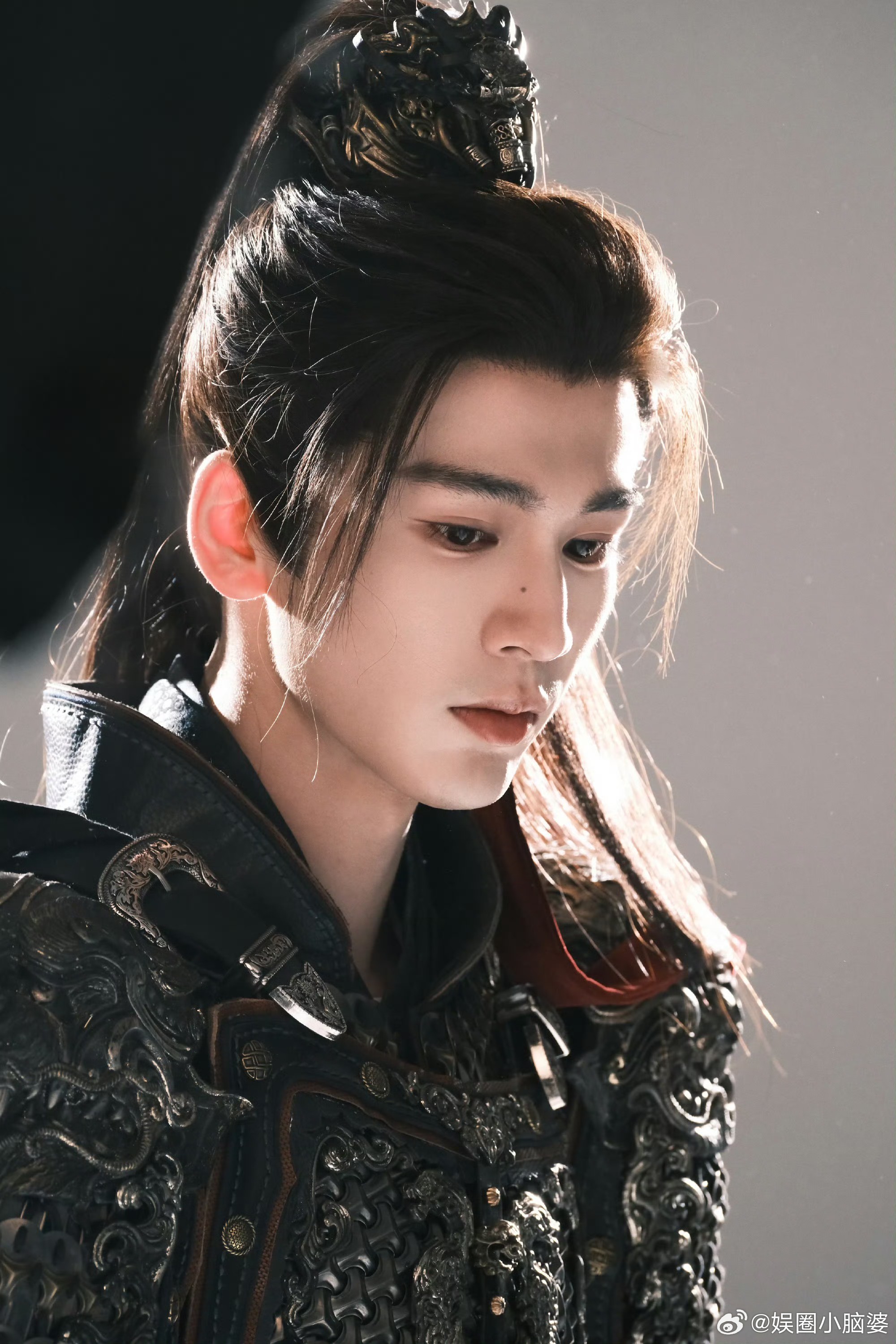 张凌赫这种帅哥演戏装脆弱最狠了 帅哥演脆弱最是致命心动💘，张凌赫把谢征的身不由