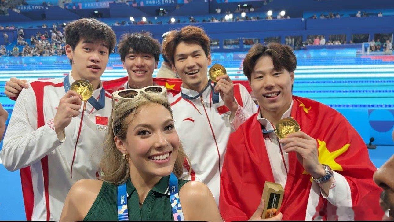 #潘展乐惊天逆转# 中国天团，破局夺金！🎉祝贺中国游泳队在巴黎男子4x100米