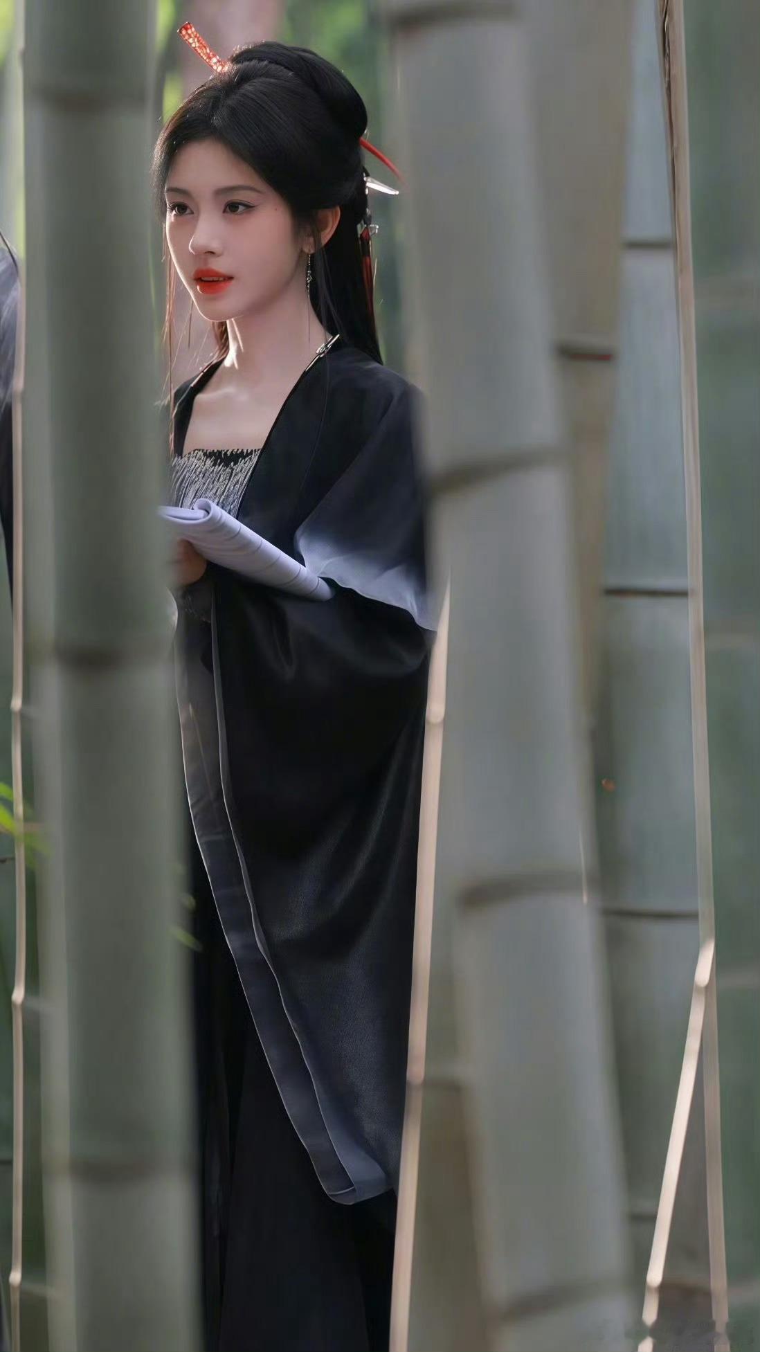 鞠婧祎来战新皮肤，冷艳版阿黛 ​​​