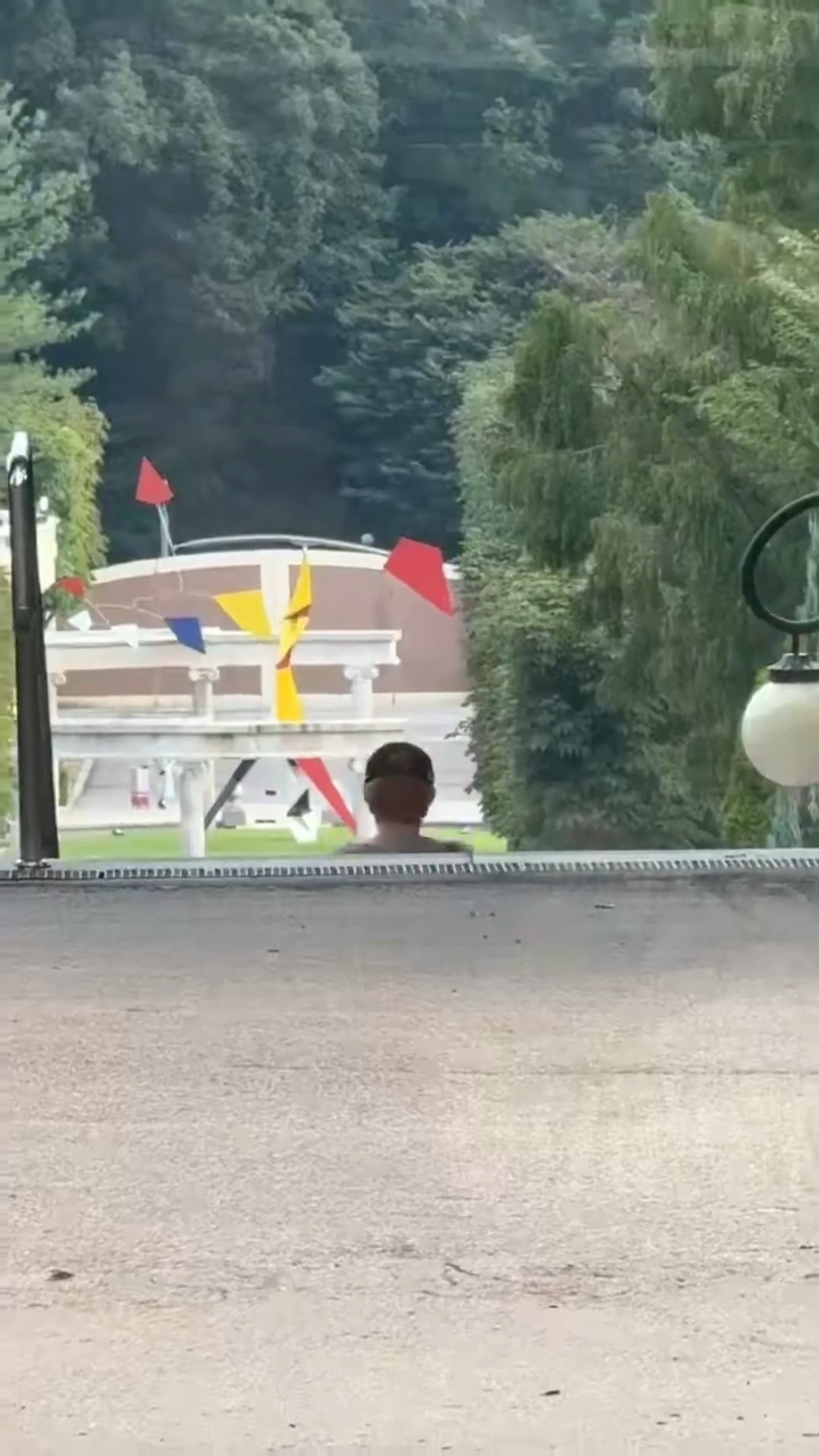 在爱宝乐园被偶遇的善禹是自己拿着手机在拍VLOG吗???🥺🥺cr.duuxu