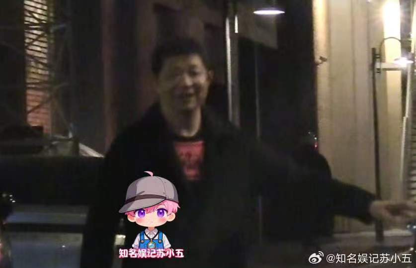 曹郁姚晨官宣后首现身曹郁姚晨离婚后首现身曹郁姚晨官宣后首现身 工作结束后，曹郁在