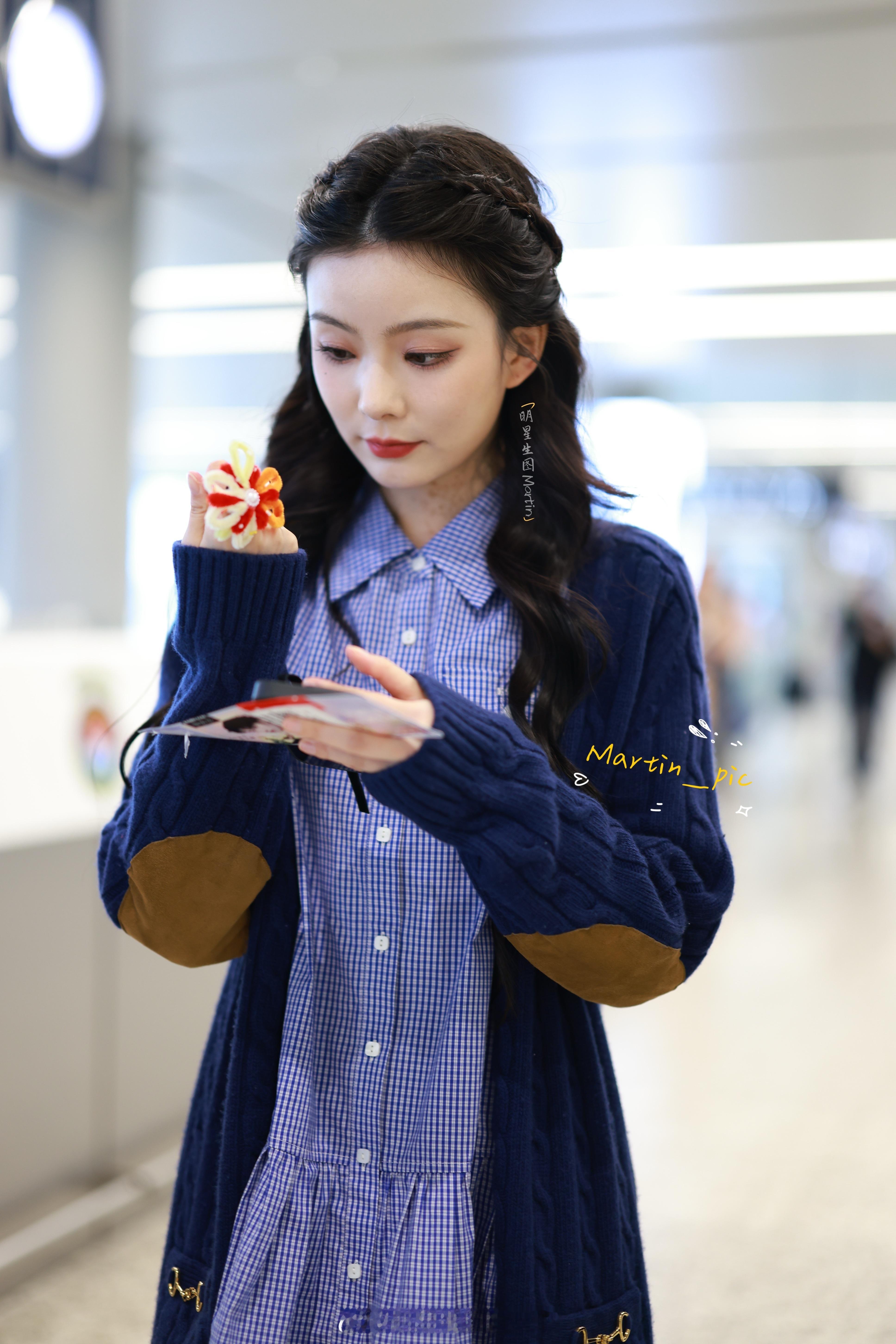 歌手陈卓璇 [心]陈卓璇 陈卓璇 250423上海出发生图掉落~今天美的有点过分