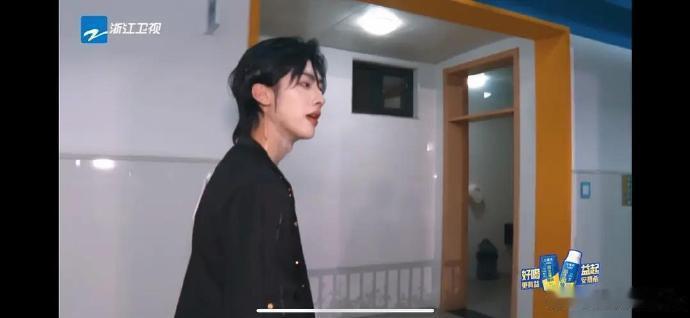 这个男生的眼线之浓，竟超过场内所有女明星。 ​​​
