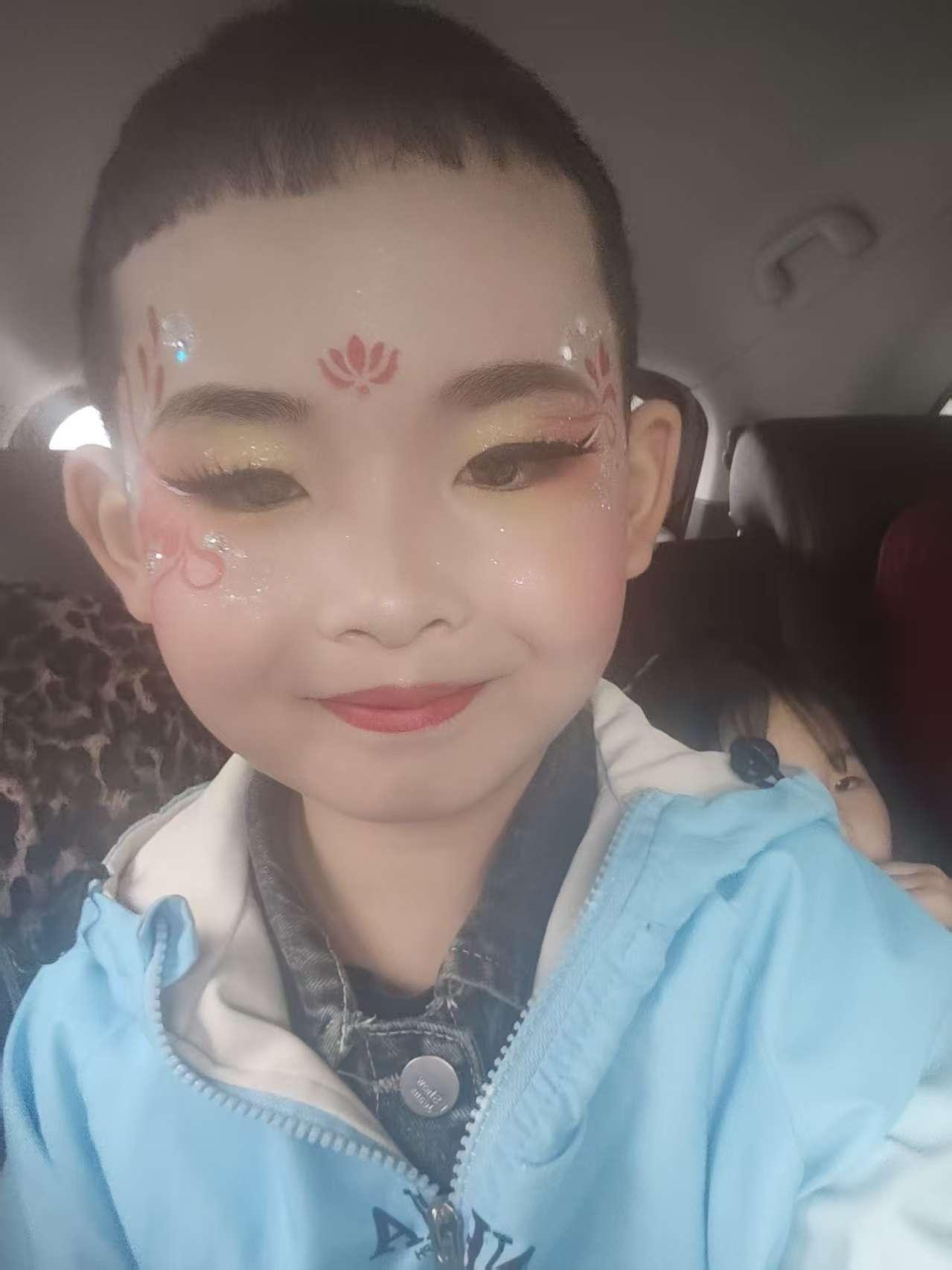 可爱萌娃车内自拍，笑颜如花，童真无邪