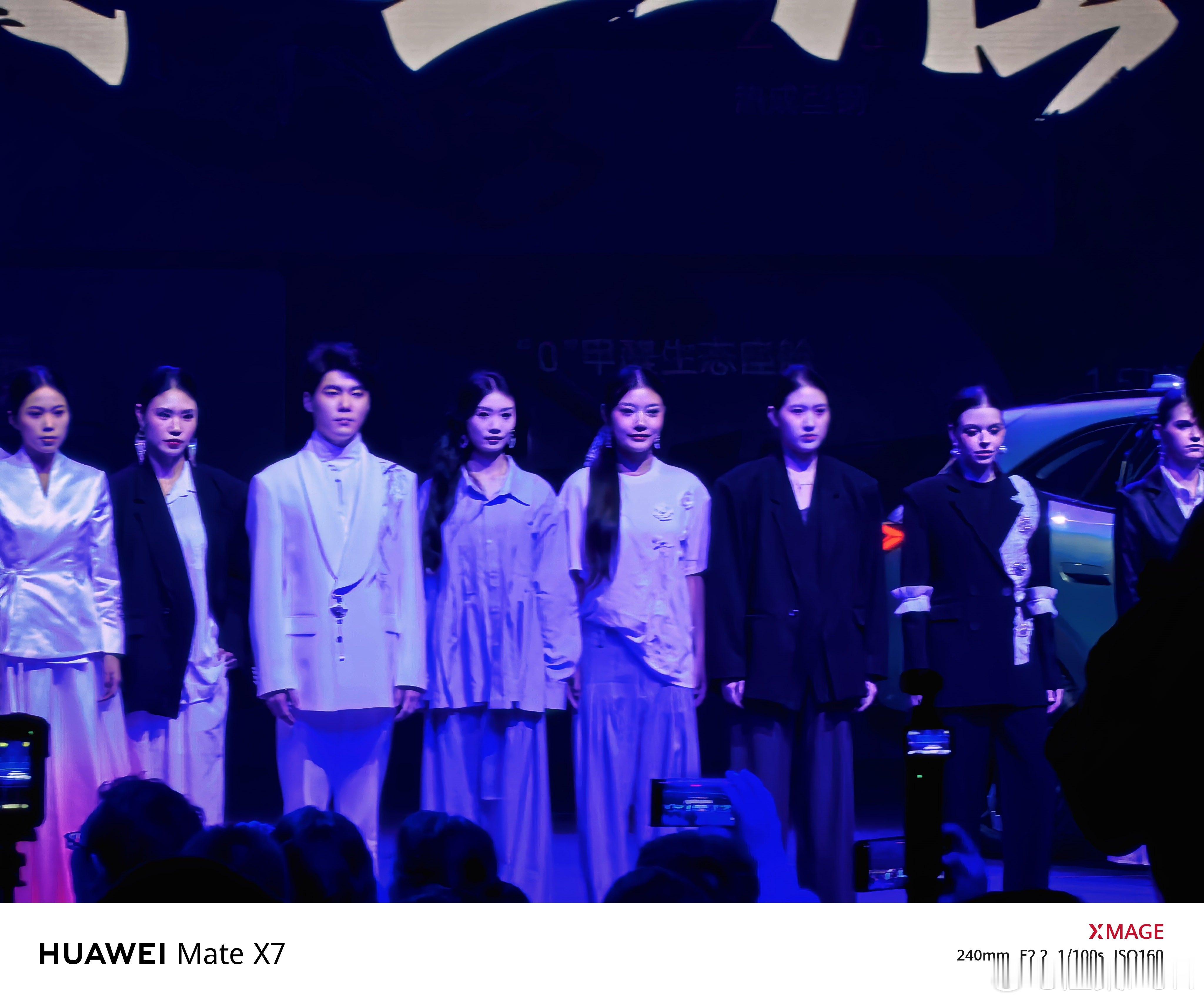 啊？4台风云T9L里可以装载45个人进入，全是高大的男女模特，我被这款车的空间震