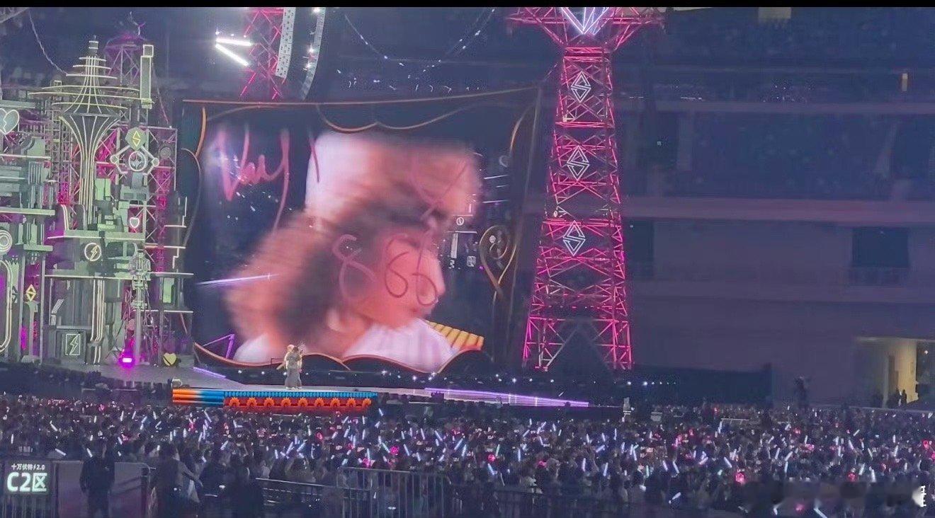 建议这些照片直接用于网络安全教学，示范什么叫做“如何有效保护个人隐私”——连顶流