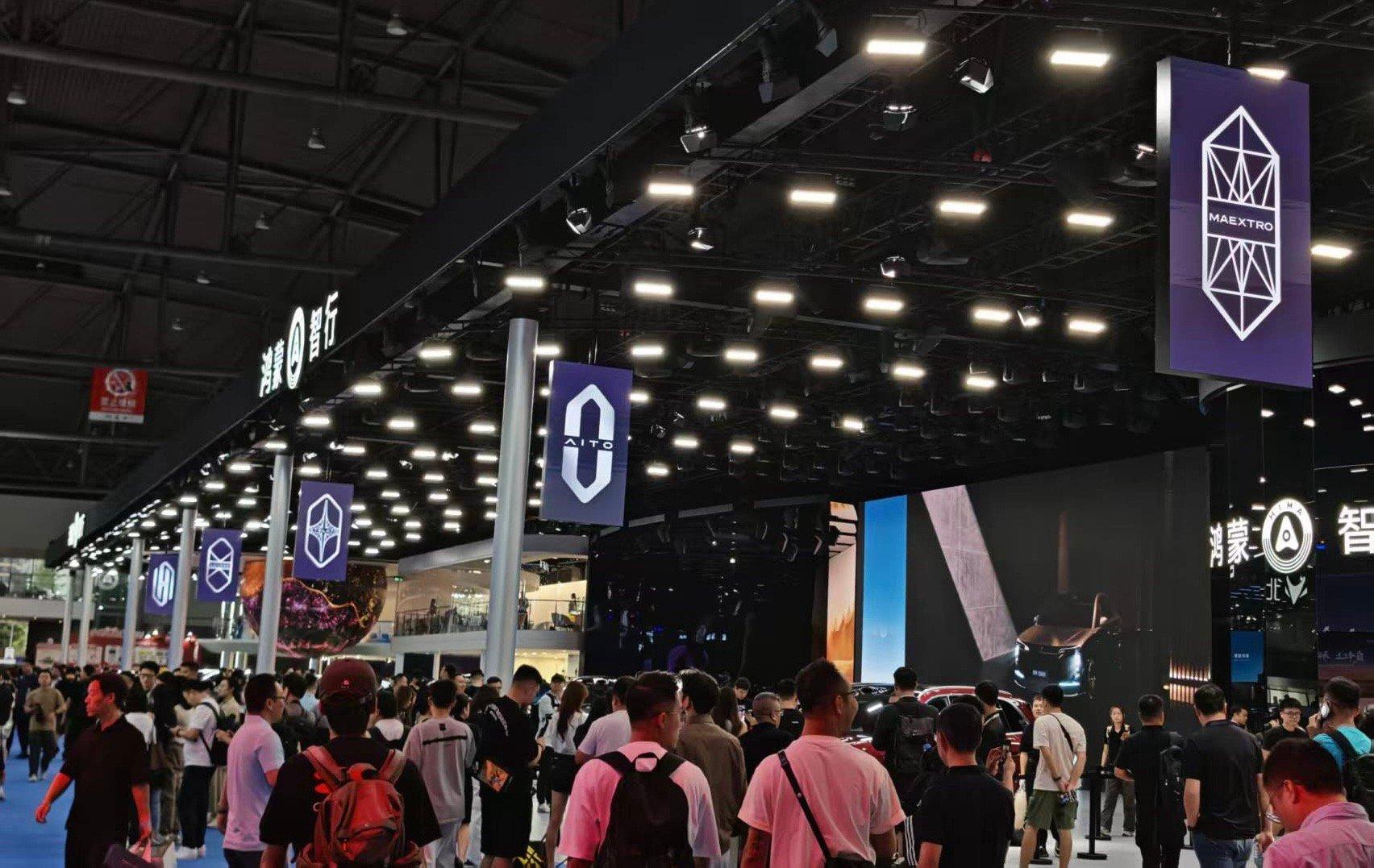 成都车展火热，成都车展潮这看 ，鸿蒙智行展台必须安利一波！这次车展，鸿蒙智行“五