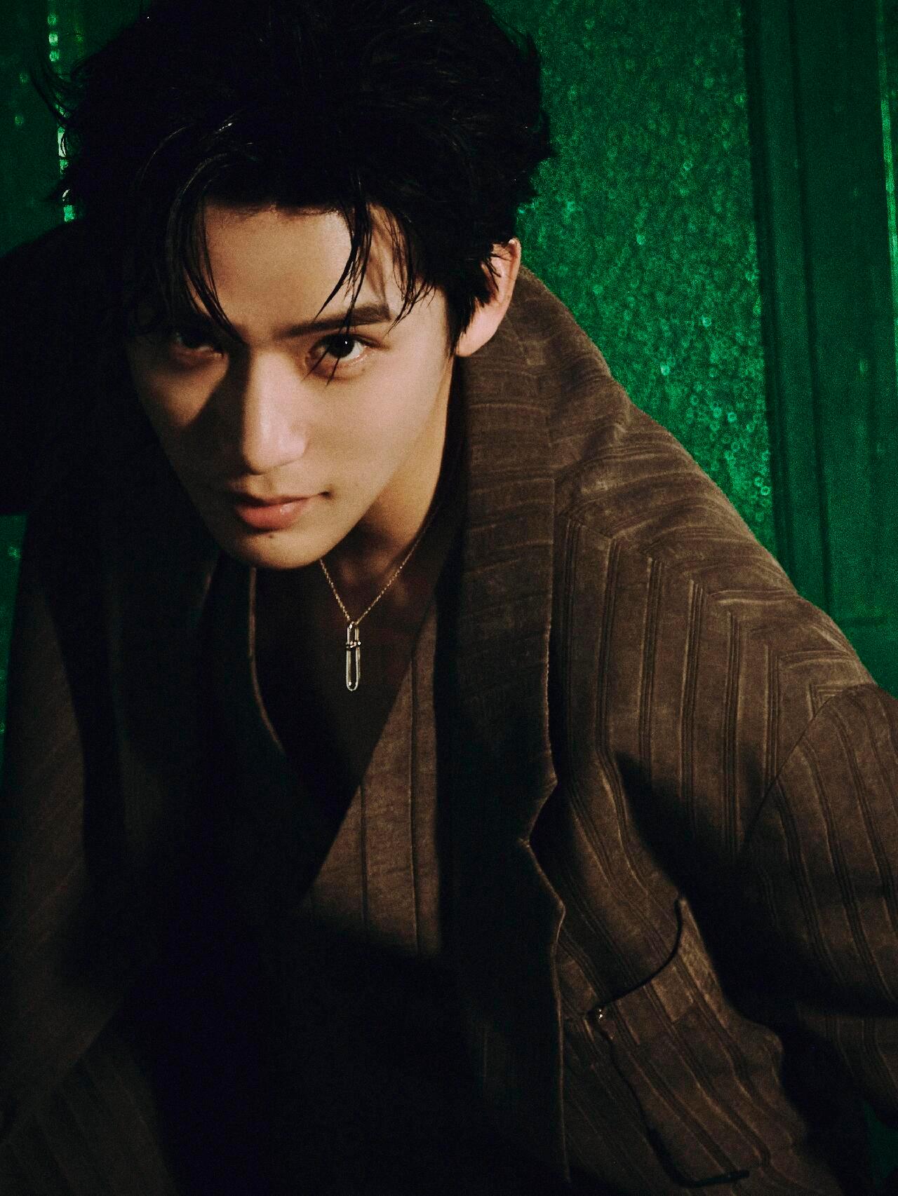 澳门夜幕下的王安宇是一种感觉 ！男孩子要多发这种帅照，夜色里一张伟大的脸如此显眼