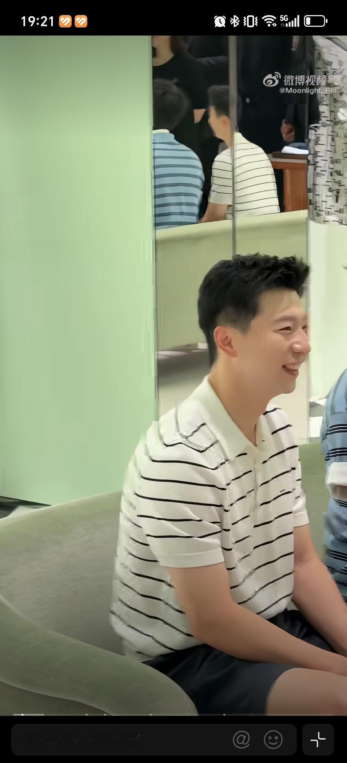 6月9日马龙在深圳参加活动，这脸帅的很权威。没想到这黑白条纹的衣服可以让马龙穿出