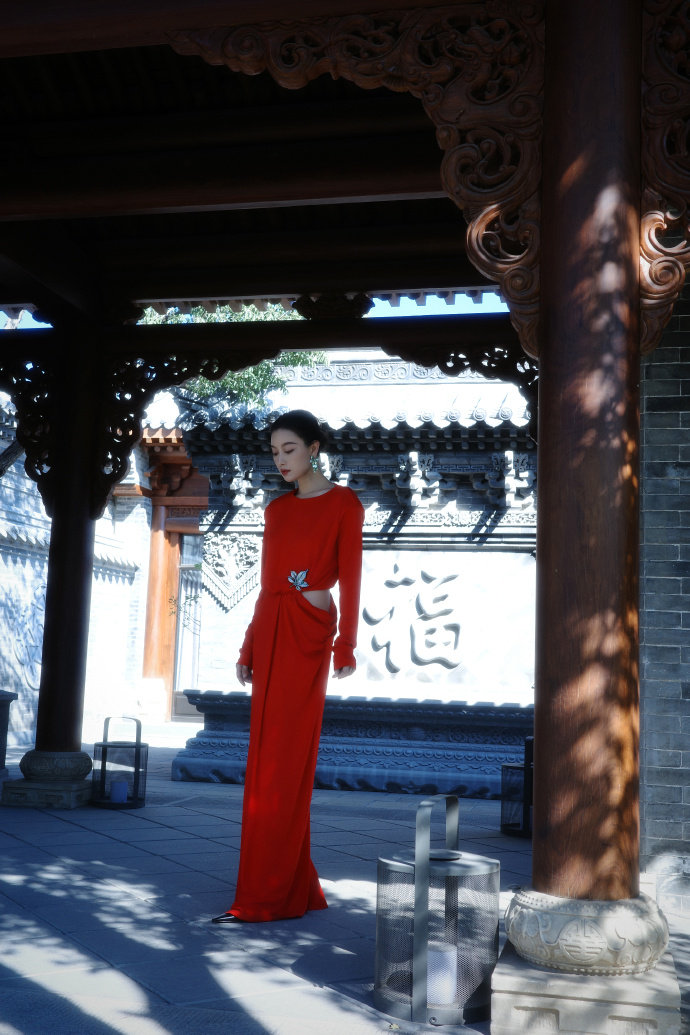 倪妮上城家宴造型获赞 倪妮把红色礼服的高级感玩明白了！上城家宴出发造型，红裙热烈