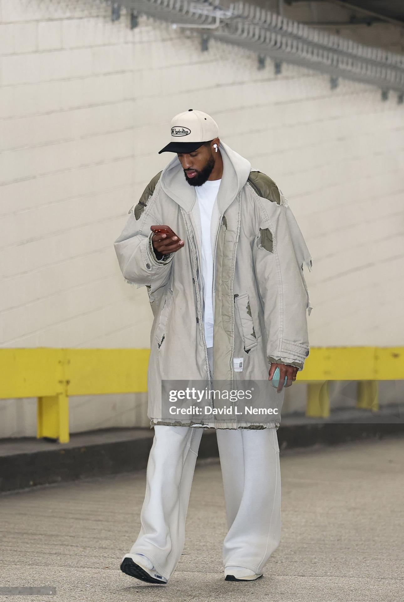 纽约有点冷！分享昨天赛前抵达球馆时的帅泡～费城76人新赛季篮不住PaulGeor