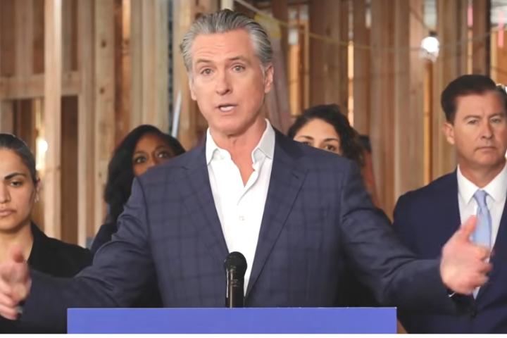 【伊朗危机】空袭女校酿160死　加州州长质疑：为何我们的炸弹被用来杀害孩童

加