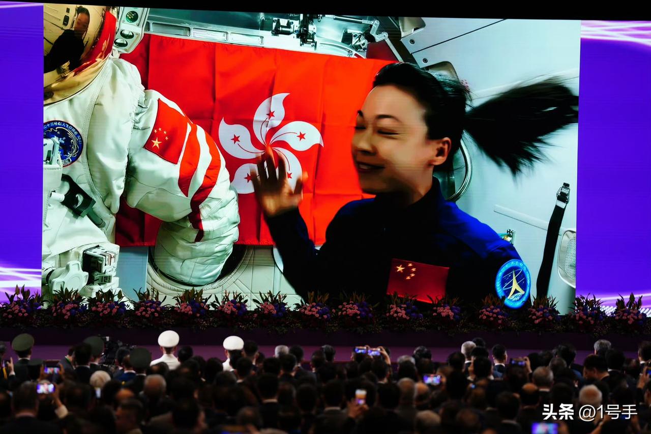 如愿以偿，黎家盈在中国空间站展示了香港特区区旗。
祝贺黎家盈！
她是香港特区首位