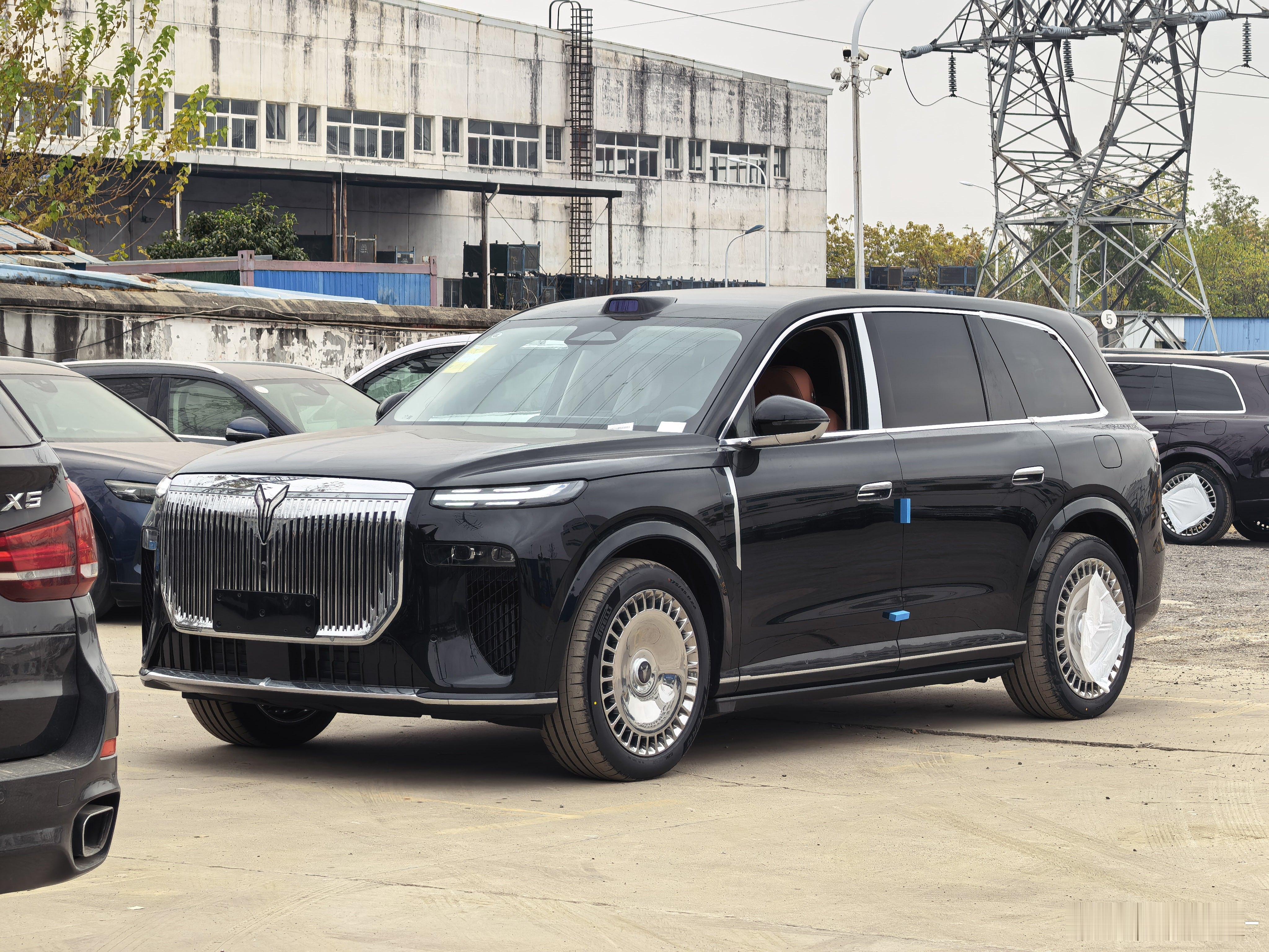 岚图泰山真大照片拍不出效果，站车边才能感受到气场大饼轮毂加悬浮车标，动起来那叫一