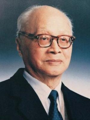 1960年8月，北京机场。最后一批苏联专家拎着行李准备登机。组长谢列金突然驻步，