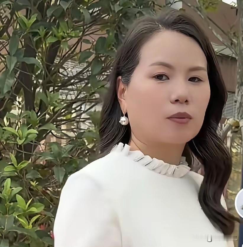 谁都没想到，年仅十六七岁的小姑娘，放弃高中学业，毅然选择奔赴北京，跟着姑姑京城小