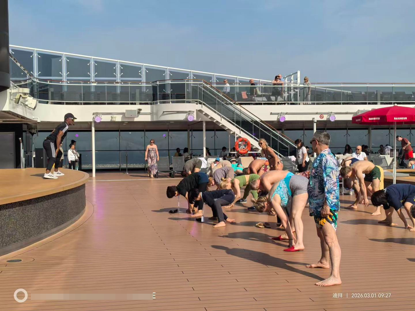 【#滞留迪拜港邮轮中国游客发声#：天空有导弹拦截痕迹，甲板上有游客坚持锻炼】当前