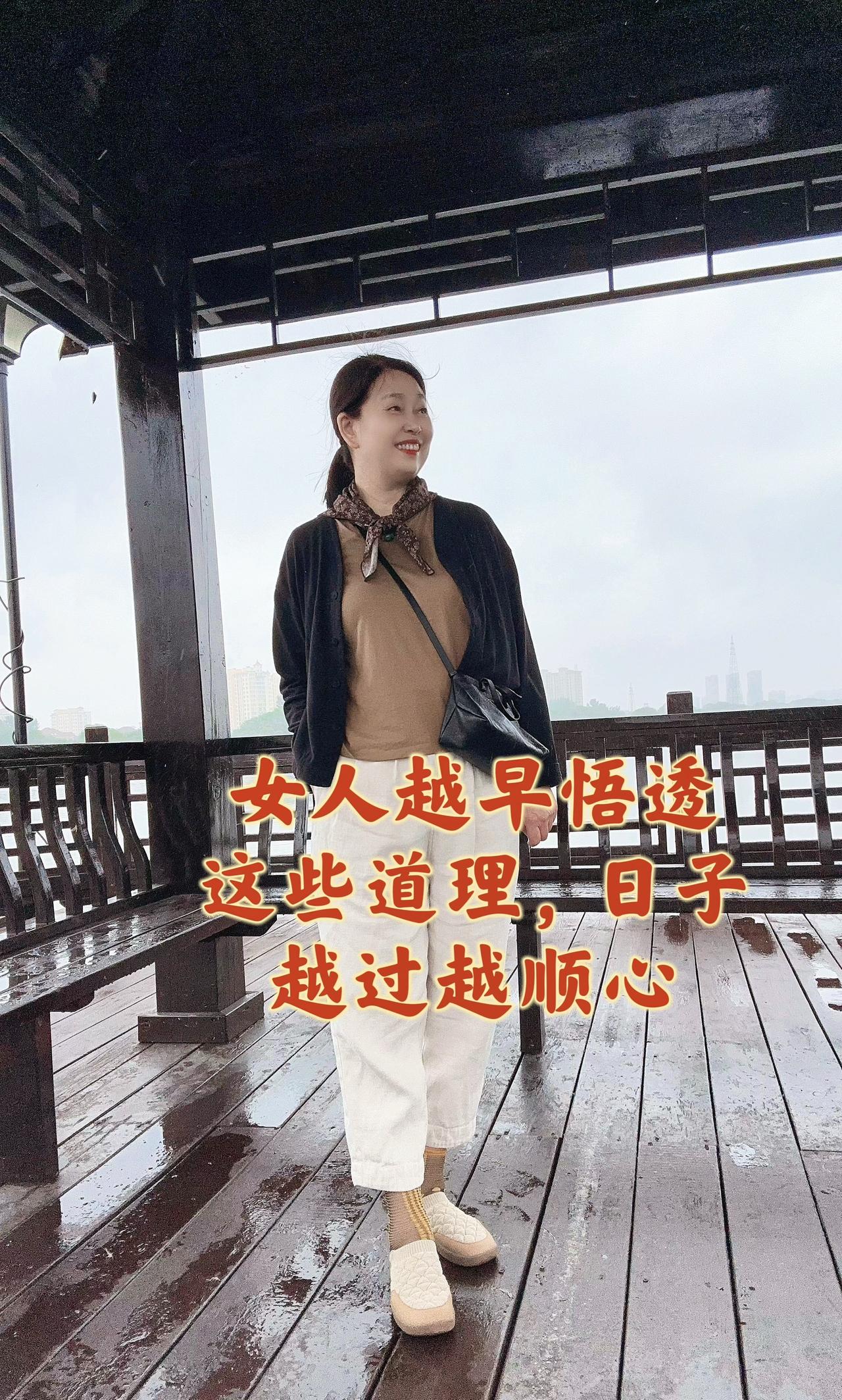 1、女人最大的智慧，是一辈子保持清醒。幸福从来不是别人馈赠的，短暂的暖意撑不住漫