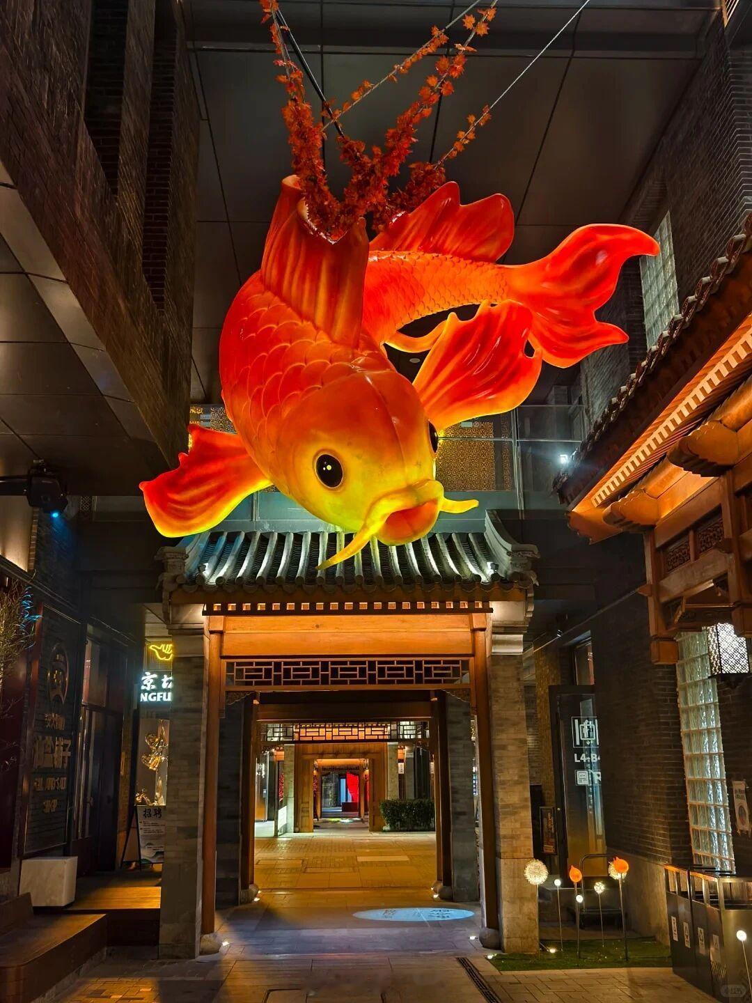 北京商圈年味拉满从廊房头条西口长达百米的“袖舞京华·鱼逐宫灯”光影连廊启程以《上