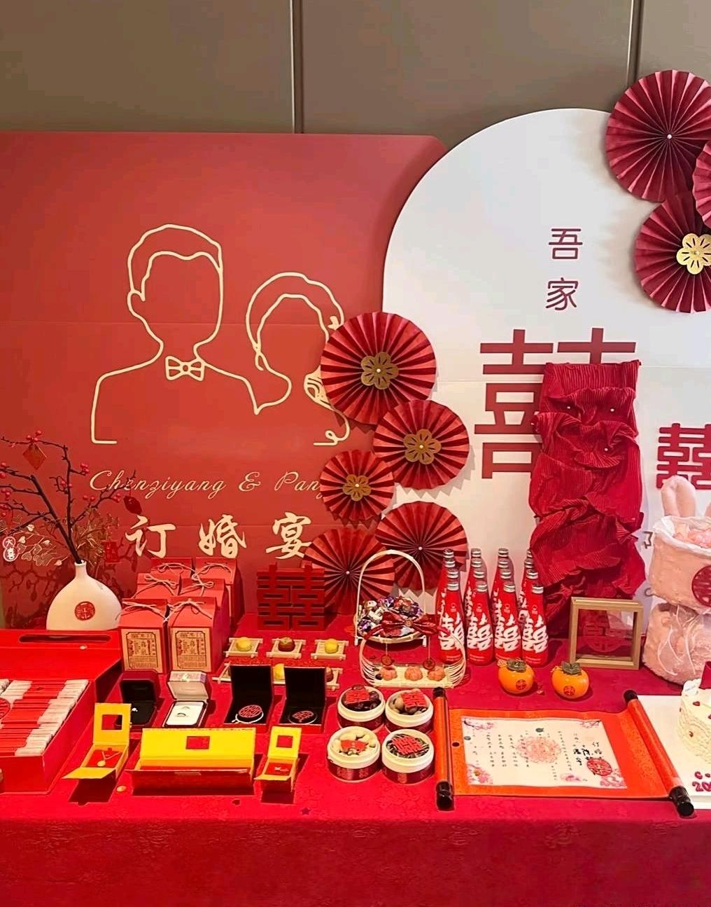 订婚大喜之日，新郎家为新娘准备了厚厚的聘礼。当新郎正沉浸在整理聘金时，突然发现，