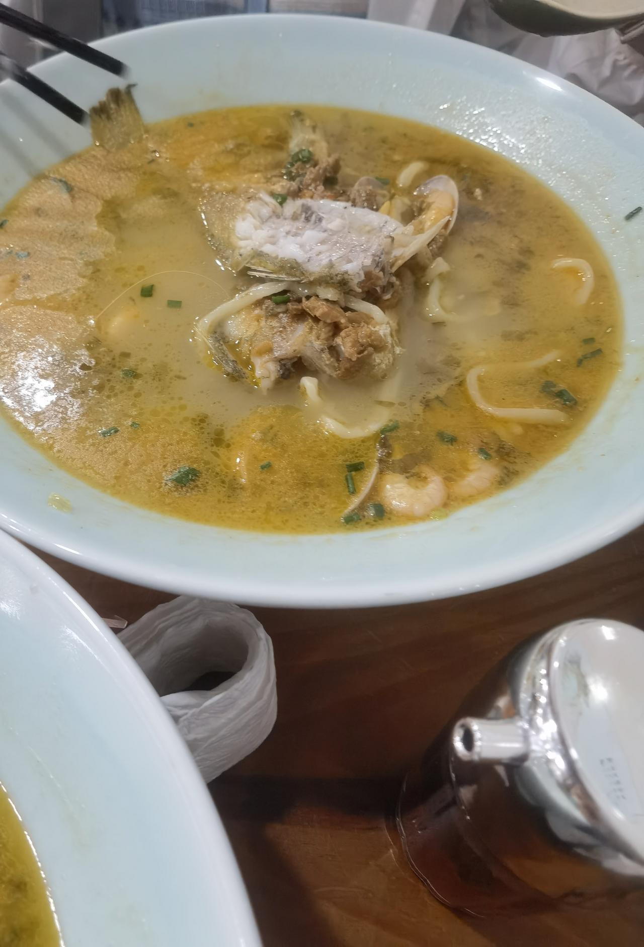 都说消费不足，看看这家宁波海鲜面馆，门面不大，大约60平方左右，座无虚席，这四碗