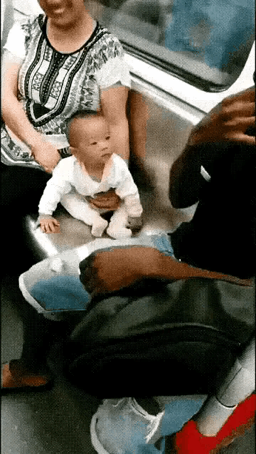 《好奇》
乘车带着小孙子，
看见黑人很好奇。
眼球不错细端详，
皮肤颜色象煤泥。