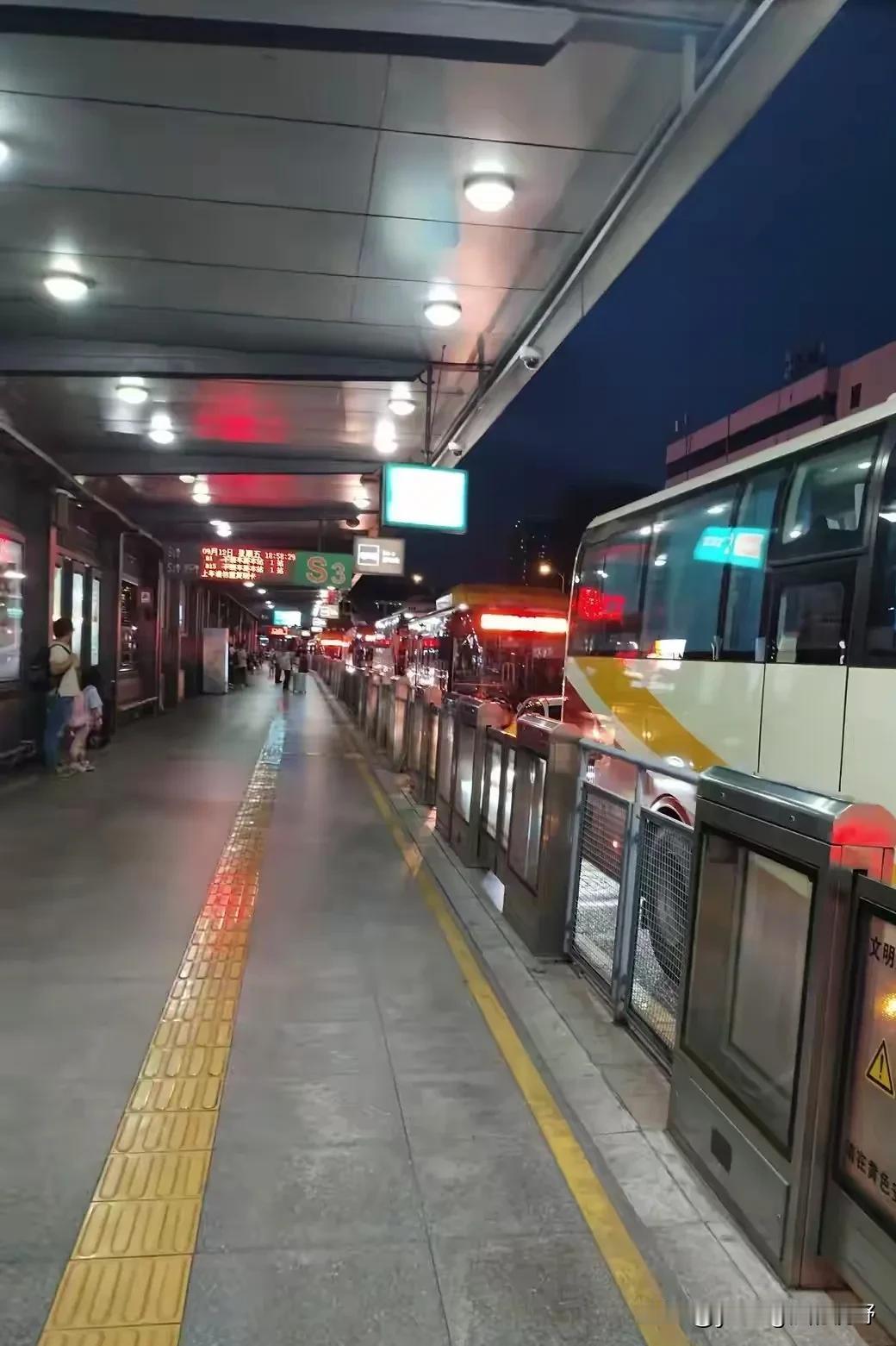 夜晚8点多钟的广州天河区东圃，BRT车站处，平日的公交专用道此时也涌入了大量的社