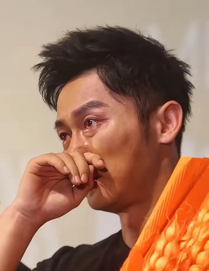 47岁李晨，悲痛发文。8月10日下午，演员李晨悲痛发文，他悼念了一位令人敬重的前
