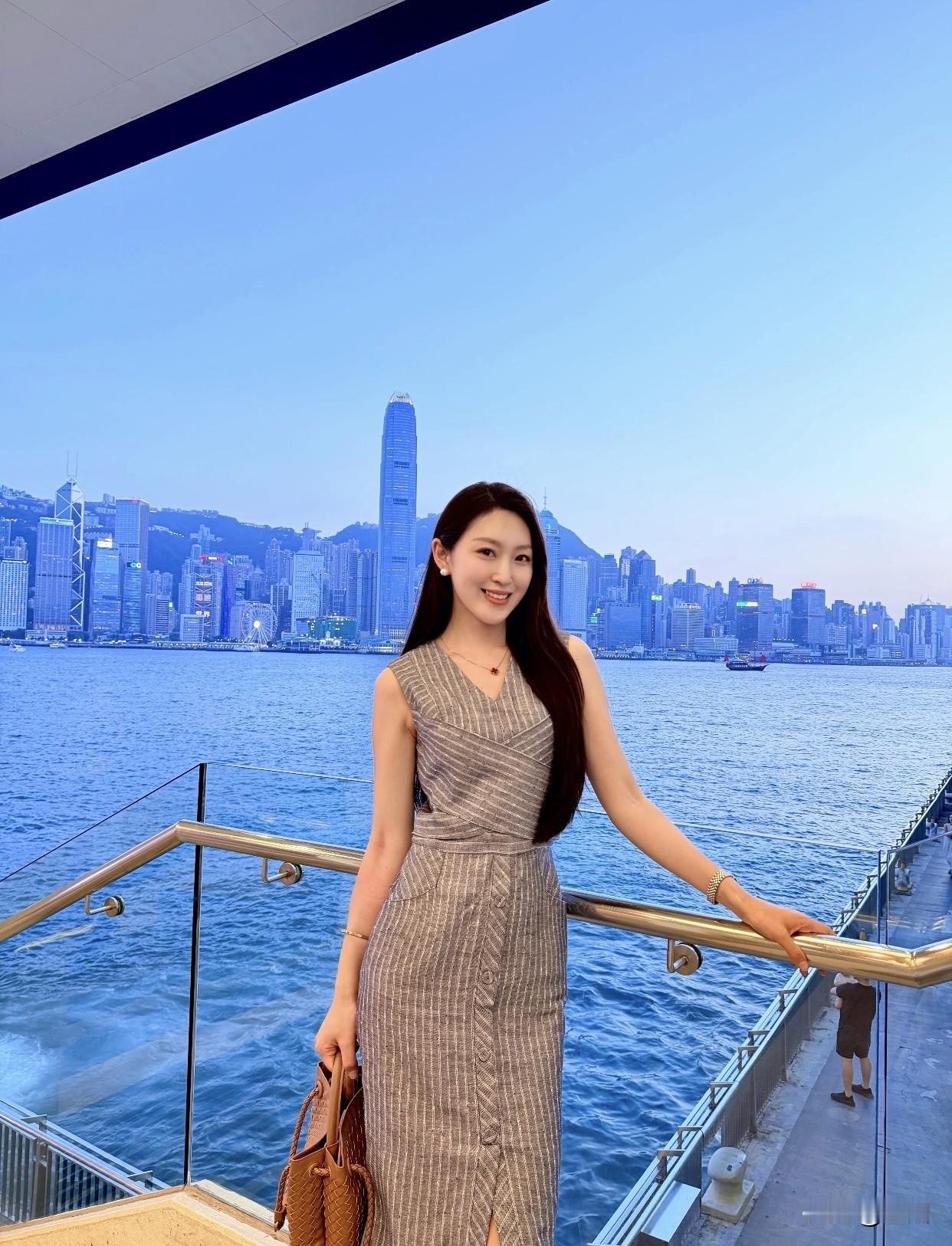 好看的女孩都长啥样的眼睛大而有神，仿佛藏着星辰大海。