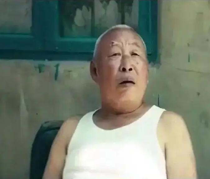 2014年大连，《夏洛特烦恼》片场，一位大爷在旁边看了半天热闹。沈腾逗他："大爷