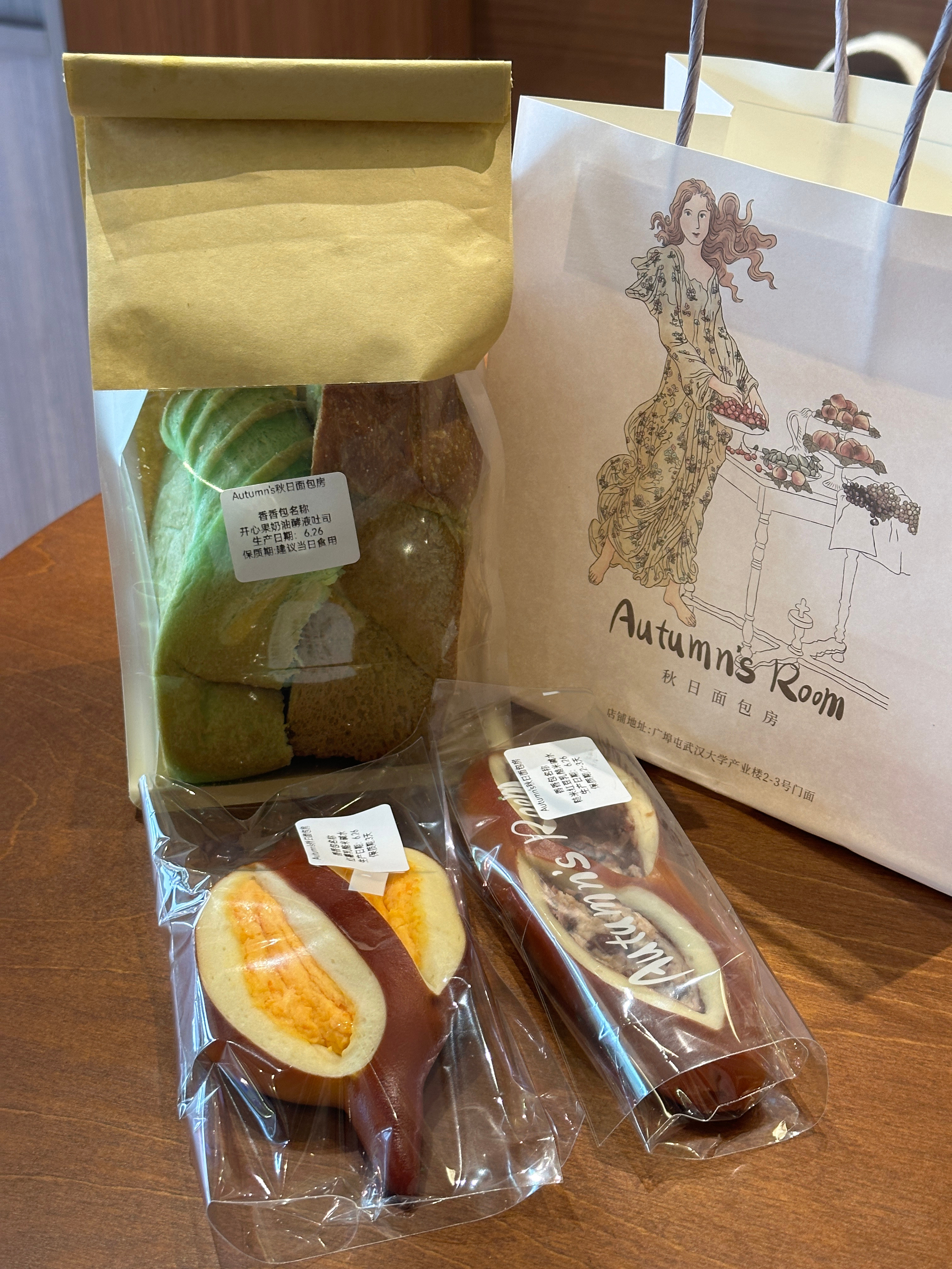 今天遇到了心软的清补凉神 可能是我们四个唧唧呱呱地带动了老板的情绪 她一直跟我们