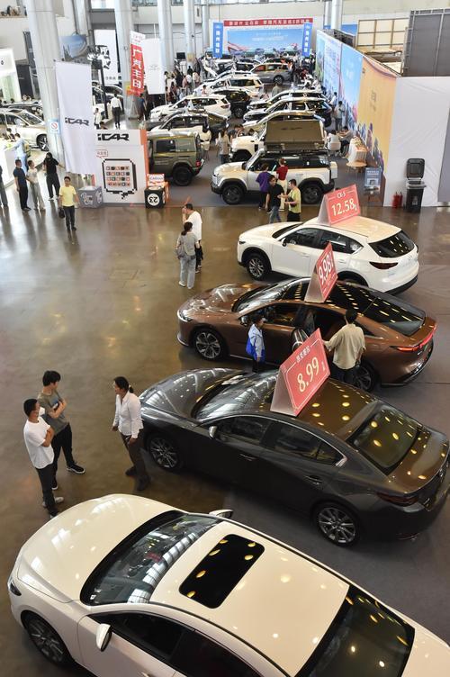 315问题车展门口上演十分钟极速危机公关。车主刚到入口，车企团队迅速围拢，现场承