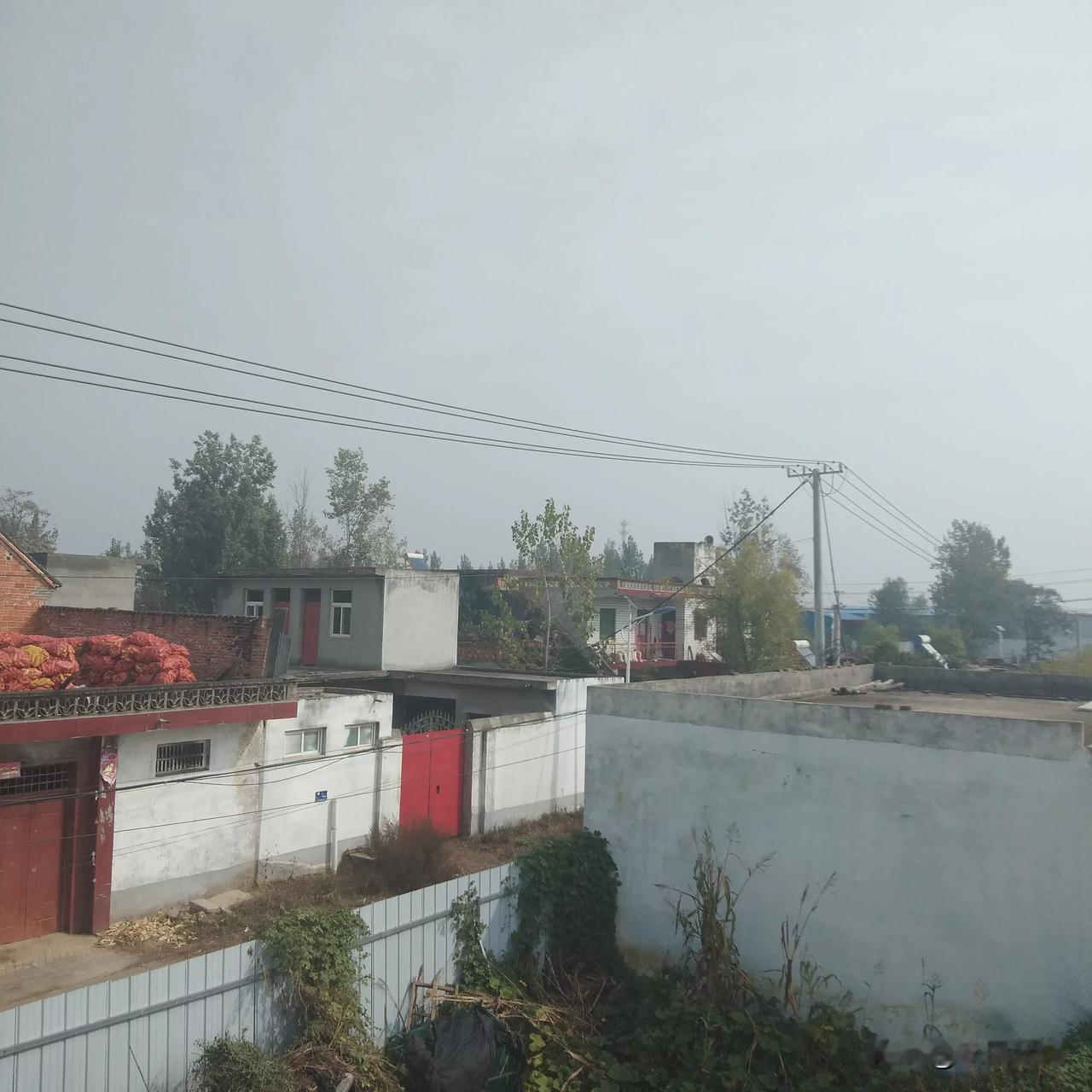 今天，我们这里在进行人口普查，好多家都封门闭户的，但还是要登记户口本信息，不知道