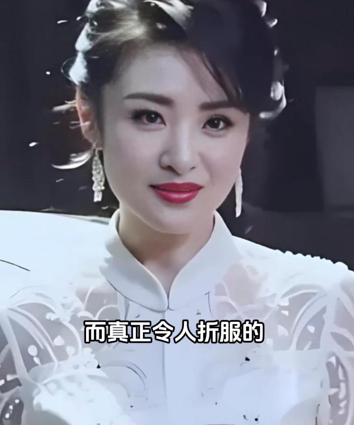 周涛的美丽耐人寻味，双眸清亮如泉，鼻梁秀美挺拔，肌肤胜雪透光。而真正令人折服的是