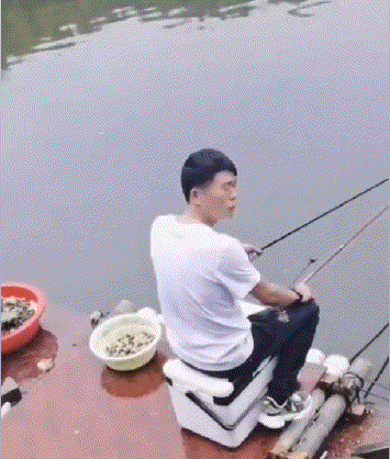 网友:这娘们儿一看就不像个好人啊！