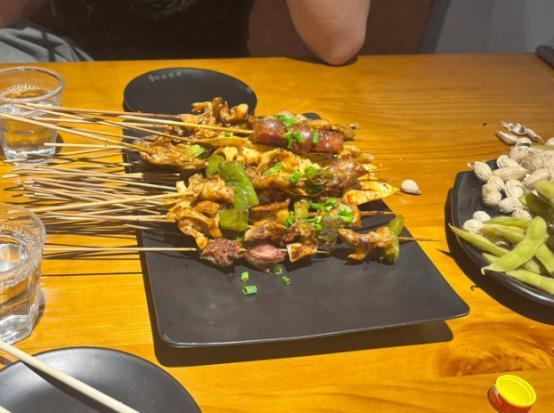 出乎意料！山东淄博，一名32岁的男子到一烧烤店撸串喝酒，点了30串烤肉和1瓶白酒