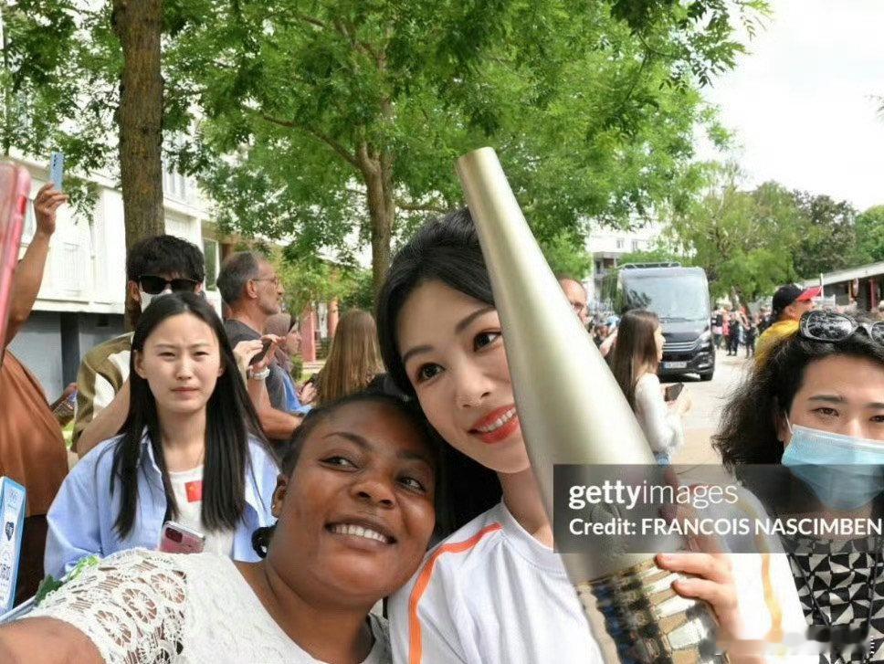 #杨紫巴黎火炬手G社生图#哇趣！杨紫巴黎火炬手G社生图，这个状态真的太好了吧！堪