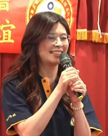 郑丽文反将一军！


民进党说
国民党卡军费是
为了换访陆机会。


郑丽文直接