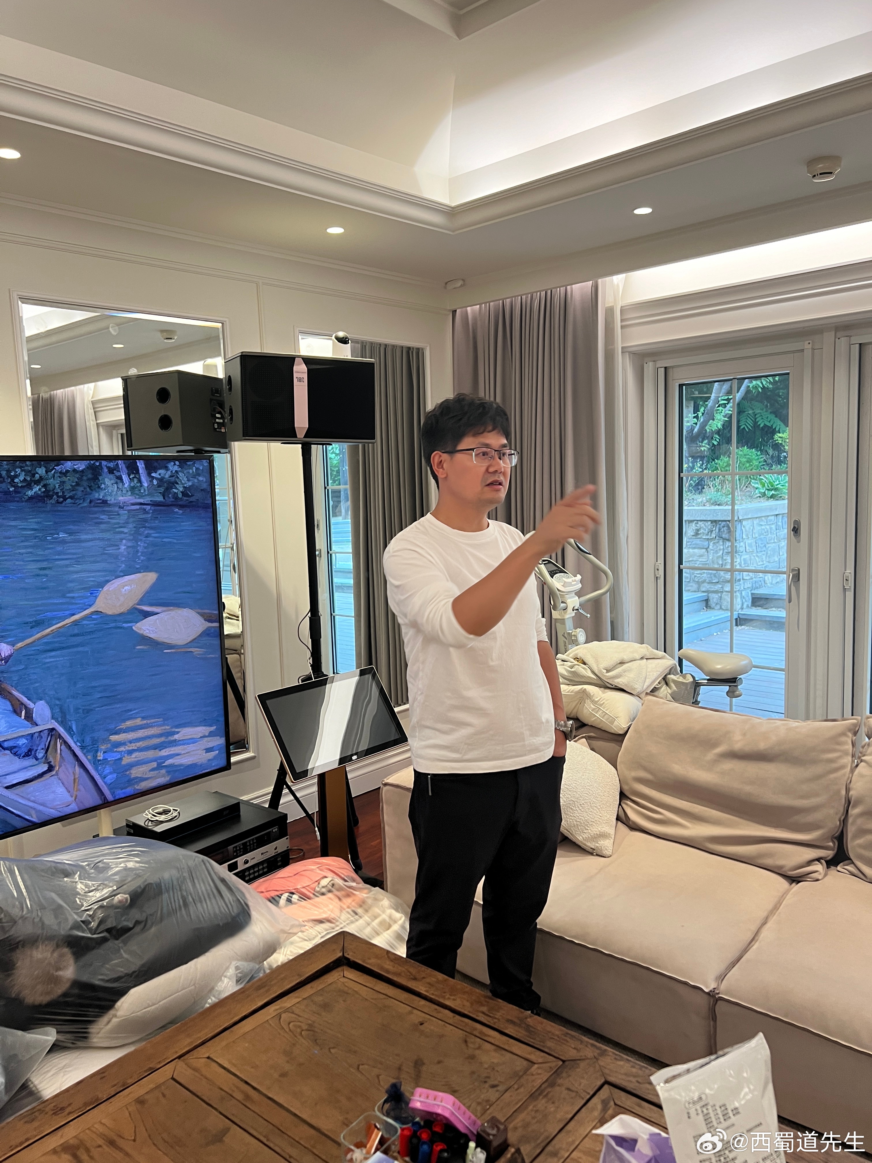 别墅的布局，首先要重视大门的位置，大门决定一宅的兴衰。大门外的水路决定财运。位置