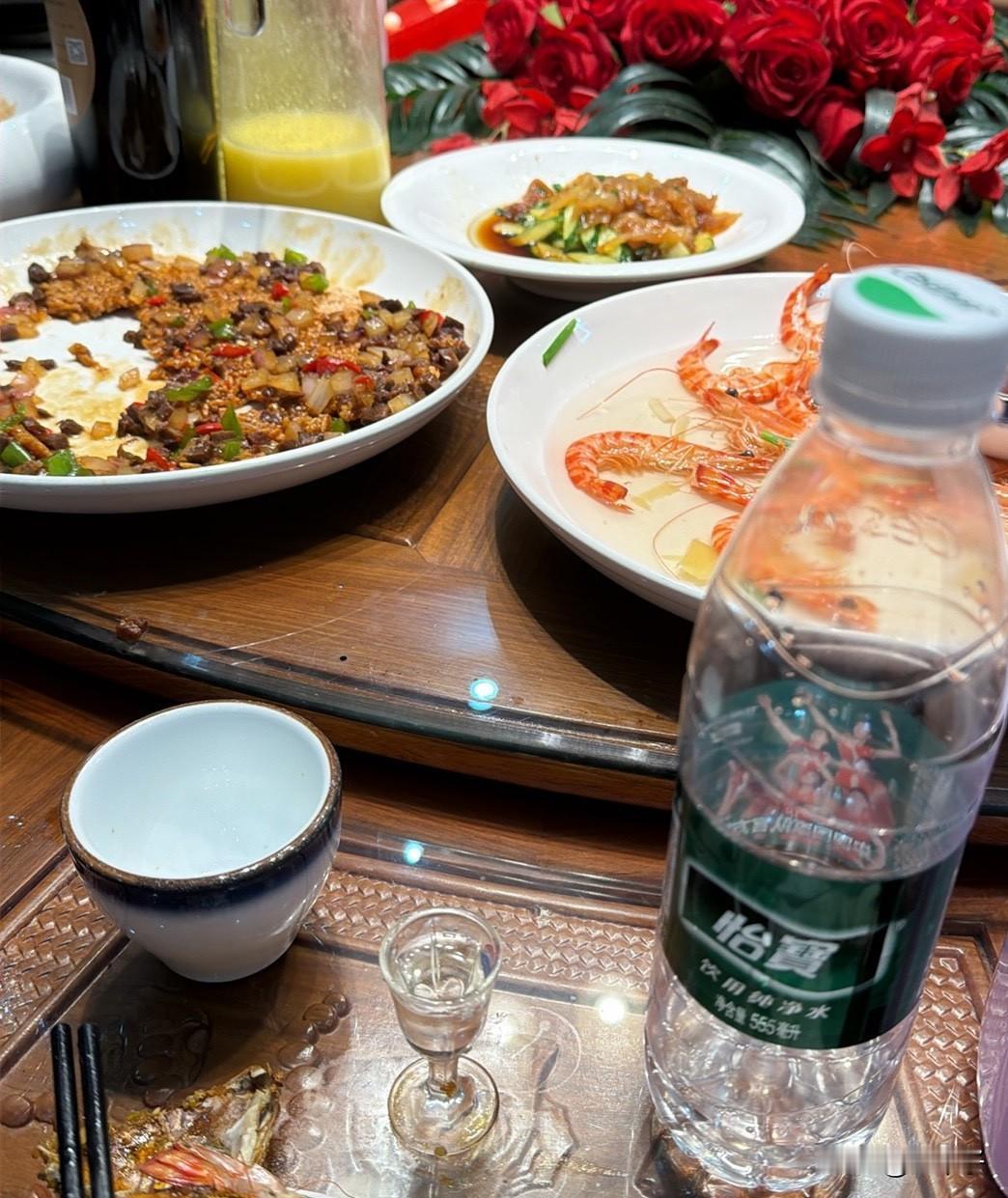 今天聊个酒文化，上海人喝酒 /北方人喝酒，差距太大，一次喝怕一辈子。

我活了四