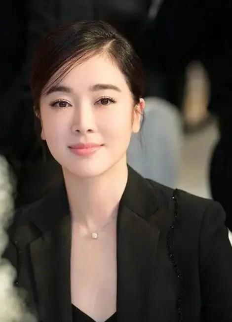 我的朋友夸我美，我自认为我不是美女，大家对我评价:不如别人好看