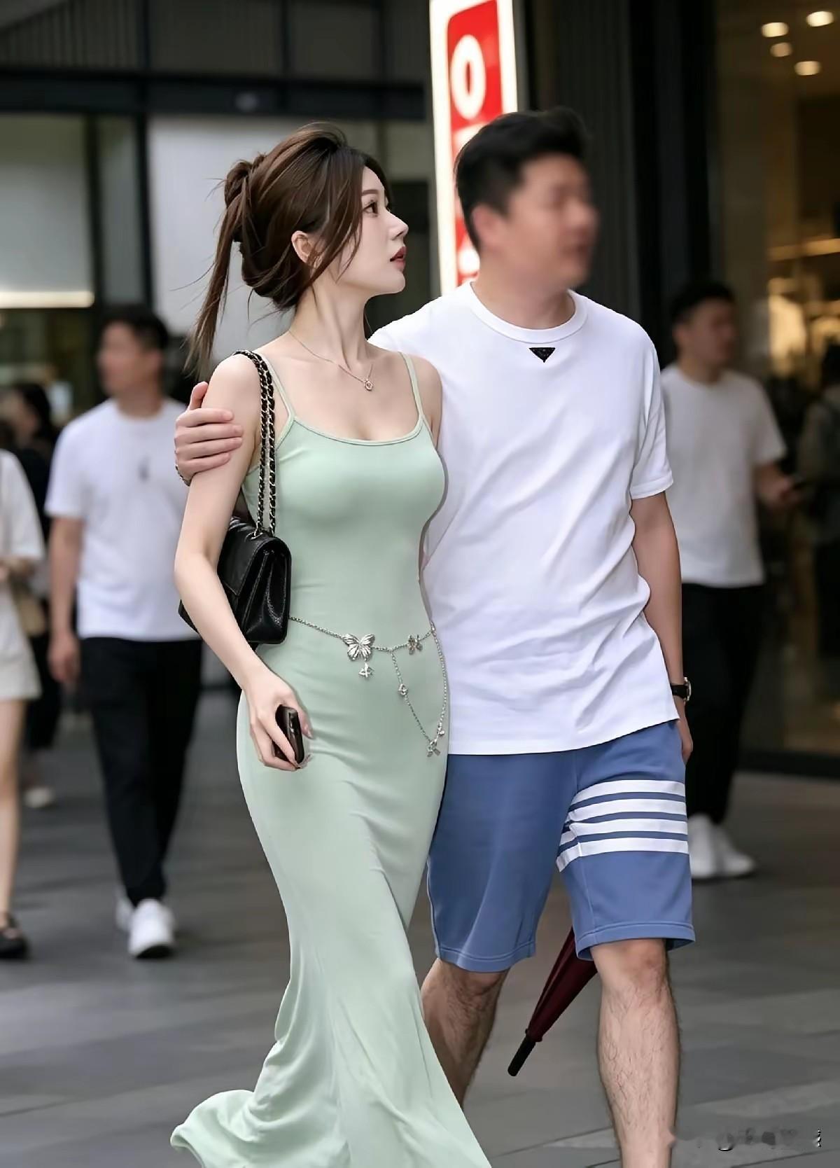 看男人是不是大佬，要看他旁边的女人，看这个样子，大哥绝对是个成功人士！
