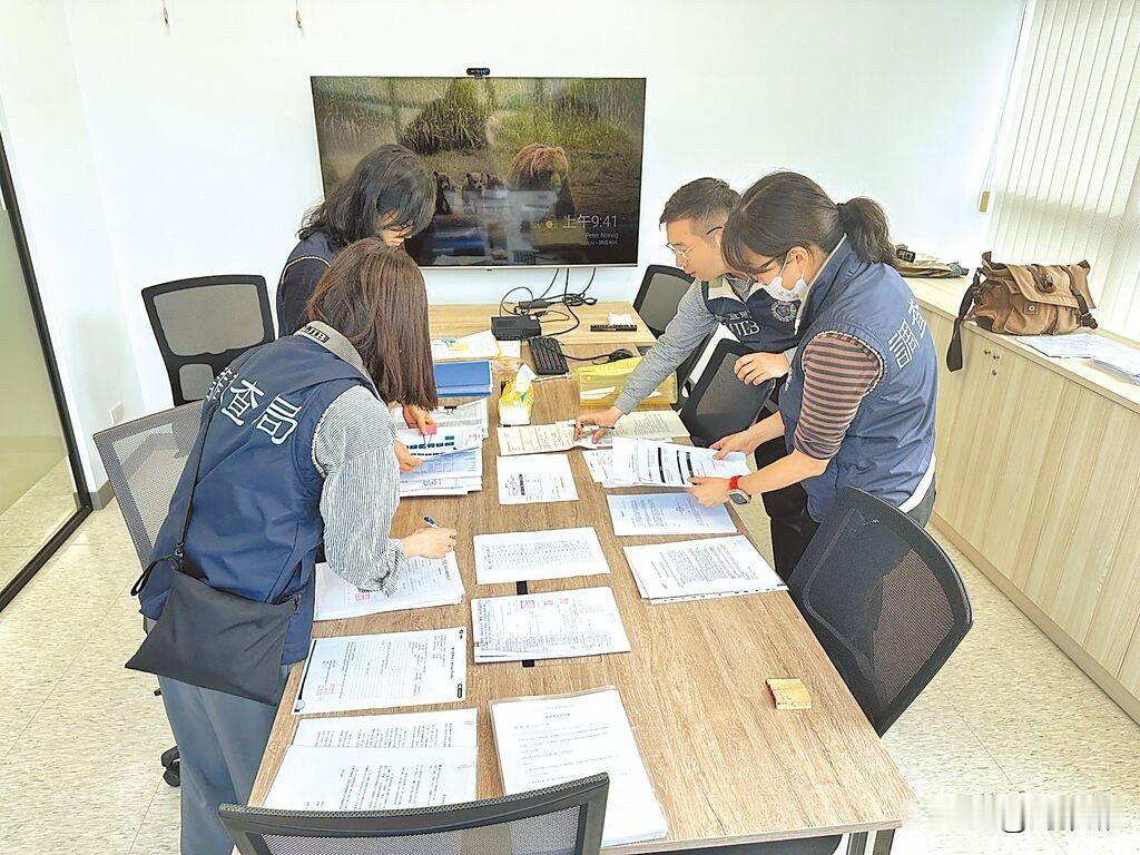新加坡联合早报今日报道：“台湾当局在过去一个月内，对17家中国大陆企业涉嫌非法在
